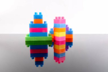 Plastik yapı taşları yansıması ile beyaz arka plan üzerinde izole.