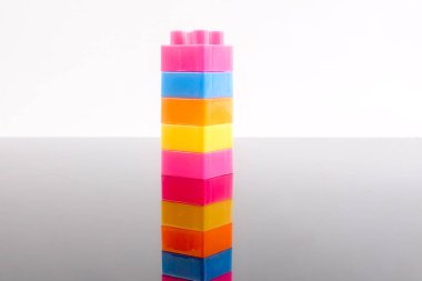 Plastik yapı taşları yansıması ile beyaz arka plan üzerinde izole.