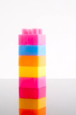 Plastik yapı taşları yansıması ile beyaz arka plan üzerinde izole.