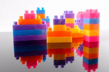 Plastik yapı taşları yansıması ile beyaz arka plan üzerinde izole.