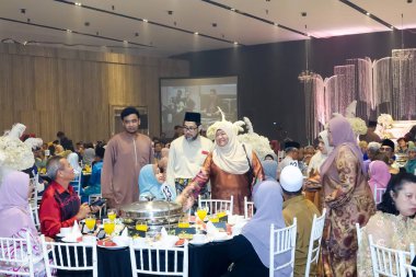 Kuala Lumpur, 7 Temmuz 2018. Neşeli unidentify insanlar veya kalabalık kadrolu/Kuala Lumpur bir Asya Düğün caremony kutluyor.