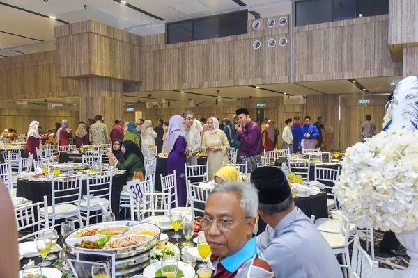 Kuala Lumpur, 7 Temmuz 2018. Neşeli unidentify insanlar veya kalabalık kadrolu/Kuala Lumpur bir Asya Düğün caremony kutluyor.