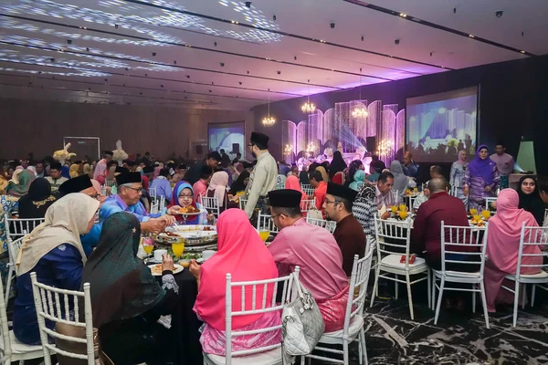 Kuala Lumpur, 7 Temmuz 2018. Neşeli unidentify insanlar veya kalabalık kadrolu/Kuala Lumpur bir Asya Düğün caremony kutluyor.