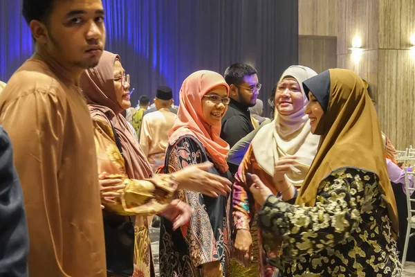 Kuala Lumpur, 7 Temmuz 2018. Neşeli unidentify insanlar veya kalabalık kadrolu/Kuala Lumpur bir Asya Düğün caremony kutluyor.