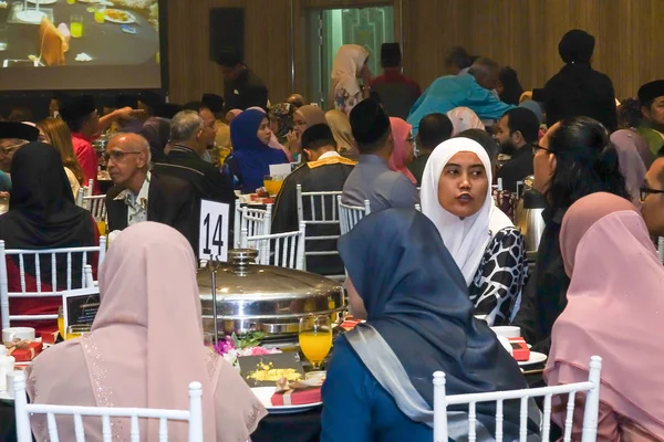 Kuala Lumpur, 7 Temmuz 2018. Neşeli unidentify insanlar veya kalabalık kadrolu/Kuala Lumpur bir Asya Düğün caremony kutluyor.