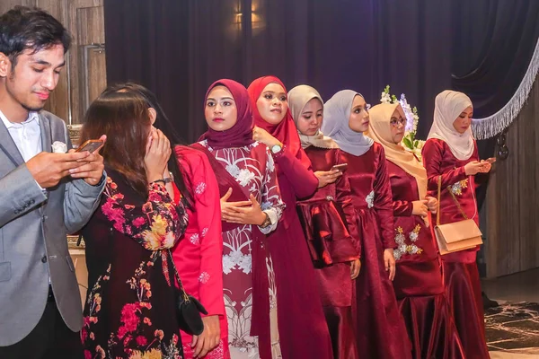 Kuala Lumpur, 7 Temmuz 2018. Neşeli unidentify insanlar veya kalabalık kadrolu/Kuala Lumpur bir Asya Düğün caremony kutluyor.