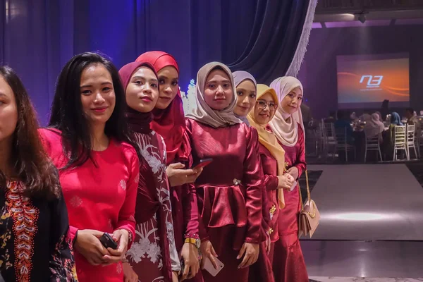 Kuala Lumpur, 7 Temmuz 2018. Neşeli unidentify insanlar veya kalabalık kadrolu/Kuala Lumpur bir Asya Düğün caremony kutluyor.