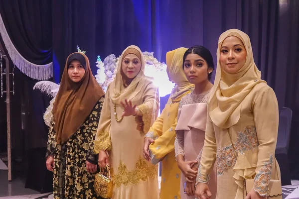 Kuala Lumpur, 7 Temmuz 2018. Neşeli unidentify insanlar veya kalabalık kadrolu/Kuala Lumpur bir Asya Düğün caremony kutluyor.