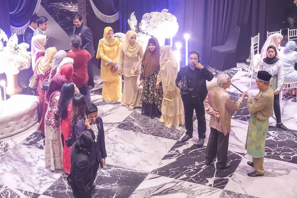 Kuala Lumpur, 7 Temmuz 2018. Neşeli unidentify insanlar veya kalabalık kadrolu/Kuala Lumpur bir Asya Düğün caremony kutluyor.