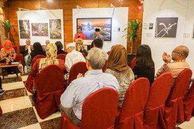 Kuala Lumpur, Temmuz 2017. Kalabalık bir fotoğraf sergisi Kuala Lumpur katılıyor unidentify.