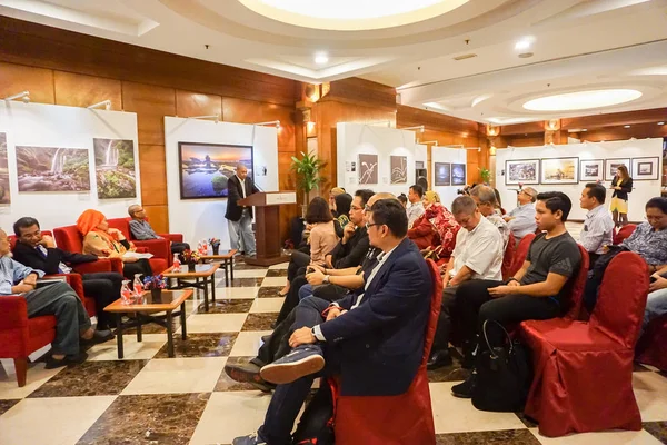 Kuala Lumpur, Temmuz 2017. Kalabalık bir fotoğraf sergisi Kuala Lumpur katılıyor unidentify.