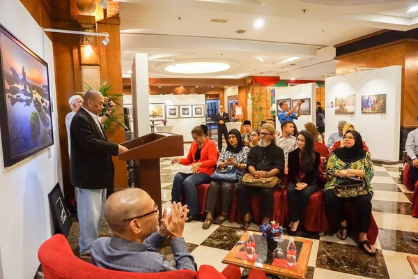 Kuala Lumpur, Temmuz 2017. Kalabalık bir fotoğraf sergisi Kuala Lumpur katılıyor unidentify.