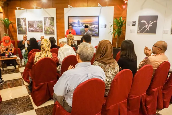 Kuala Lumpur, Temmuz 2017. Kalabalık bir fotoğraf sergisi Kuala Lumpur katılıyor unidentify.