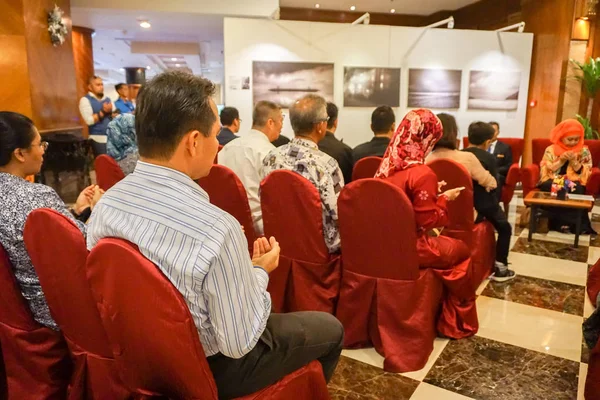 Kuala Lumpur, Temmuz 2017. Kalabalık bir fotoğraf sergisi Kuala Lumpur katılıyor unidentify.