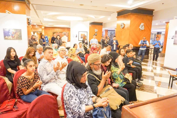 Kuala Lumpur, Temmuz 2017. Kalabalık bir fotoğraf sergisi Kuala Lumpur katılıyor unidentify.