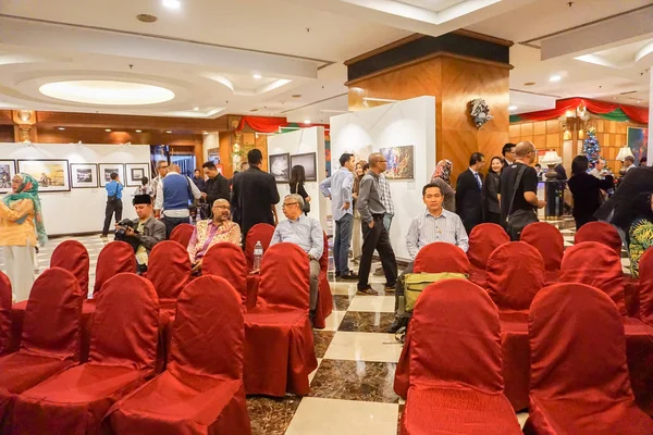 Kuala Lumpur, Temmuz 2017. Kalabalık bir fotoğraf sergisi Kuala Lumpur katılıyor unidentify.