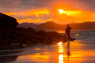 Asian günbatımı düşük ışık Beach.