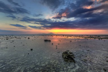 Plajda dramatik doğa günbatımı ile alacakaranlık içinde. Doğa kompozisyon ve canlı renkler.