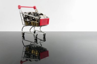 Tramvay ve sikkeler üzerinde yansıması ile beyaz izole. Satış ve alışveriş kavramı