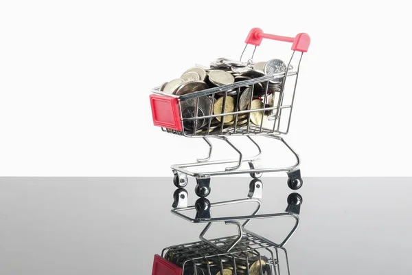 Trolley Munten Geïsoleerd Wit Met Reflectie Verkoop Shopping Concept — Stockfoto