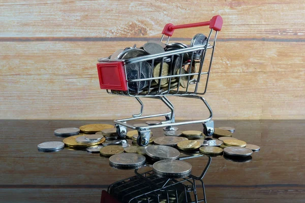 Τρόλεϊ Και Κέρματα Που Απομονώνονται Ένα Ξύλινο Υπόβαθρο Αντανάκλαση Πωλήσεων — Φωτογραφία Αρχείου