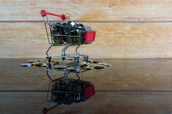 Trolley Munten Geïsoleerd Een Houten Achtergrond Met Reflectie Verkoop Shopping — Stockfoto