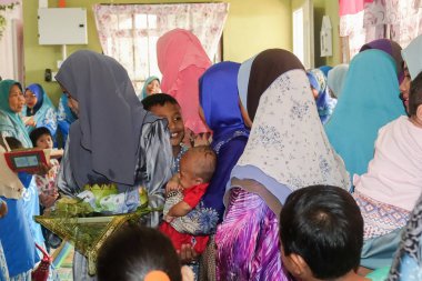 Kuala Lumpur, 4 Ağustos 2018. Yeni doğan Allah'ın blesssing Malezya için Kur'an-ı Kerim şu duayı okuyun töreninde kadınlar unidentify.