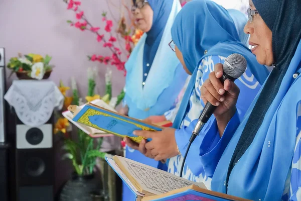 Куала Лумпур Августа 2018 Года Неопознанные Женщины Коране Читают Церемонию — стоковое фото