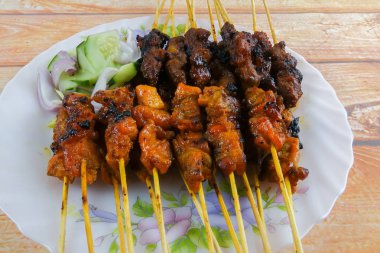 Satay bilinen Malezya incelik (Bambu stick bile delip kızartılmış et).