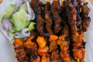 Satay bilinen Malezya incelik (Bambu stick bile delip kızartılmış et).