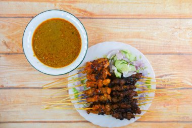 Satay bilinen Malezya incelik (Bambu stick bile delip kızartılmış et).