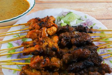 Satay bilinen Malezya incelik (Bambu stick bile delip kızartılmış et).