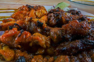 Satay bilinen Malezya incelik (Bambu stick bile delip kızartılmış et).