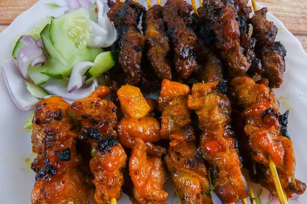 Satay bilinen Malezya incelik (Bambu stick bile delip kızartılmış et).