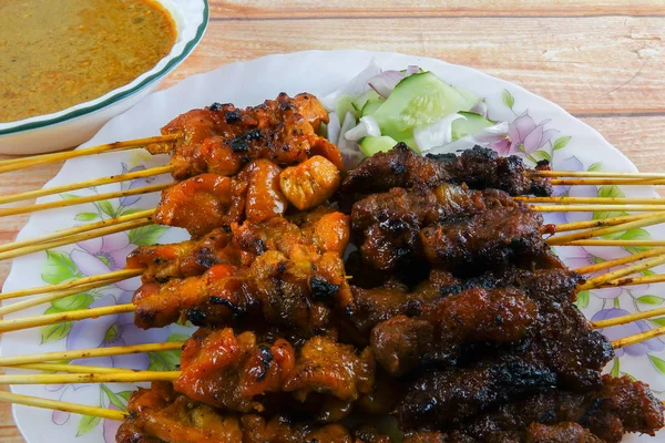 Satay bilinen Malezya incelik (Bambu stick bile delip kızartılmış et).
