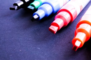 Siyah arka plan üzerinde renkli işaretleyicileri kalem necklac.