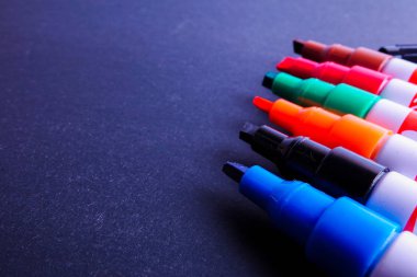 Siyah arka plan üzerinde renkli işaretleyicileri kalem necklac.