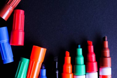 Siyah arka plan üzerinde renkli işaretleyicileri kalem necklac.