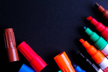 Siyah arka plan üzerinde renkli işaretleyicileri kalem necklac.