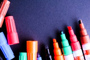 Siyah arka plan üzerinde renkli işaretleyicileri kalem necklac.