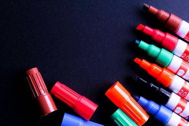Siyah arka plan üzerinde renkli işaretleyicileri kalem necklac.