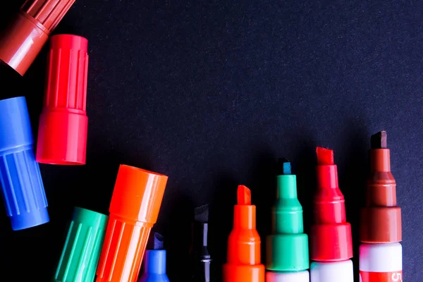 Siyah arka plan üzerinde renkli işaretleyicileri kalem necklac.