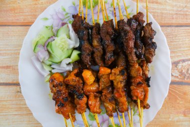 Satay bilinen Malezya incelik (Bambu stick bile delip kızartılmış et).