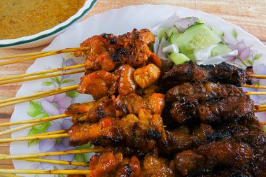 Satay bilinen Malezya incelik (Bambu stick bile delip kızartılmış et).