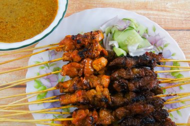 Satay bilinen Malezya incelik (Bambu stick bile delip kızartılmış et).