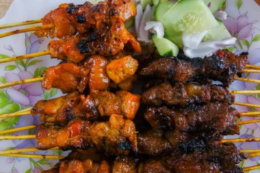 Satay bilinen Malezya incelik (Bambu stick bile delip kızartılmış et).