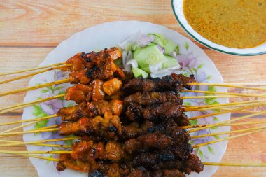 Satay bilinen Malezya incelik (Bambu stick bile delip kızartılmış et).
