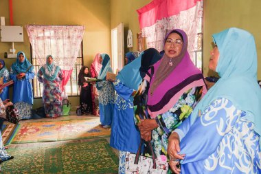 Kuala Lumpur, 4 Ağustos 2018. Yeni doğan Allah'ın blesssing Malezya için Kur'an-ı Kerim şu duayı okuyun töreninde kadınlar unidentify.