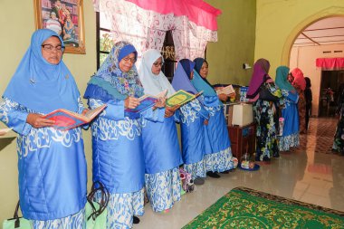 Kuala Lumpur, 4 Ağustos 2018. Yeni doğan Allah'ın blesssing Malezya için Kur'an-ı Kerim şu duayı okuyun töreninde kadınlar unidentify.