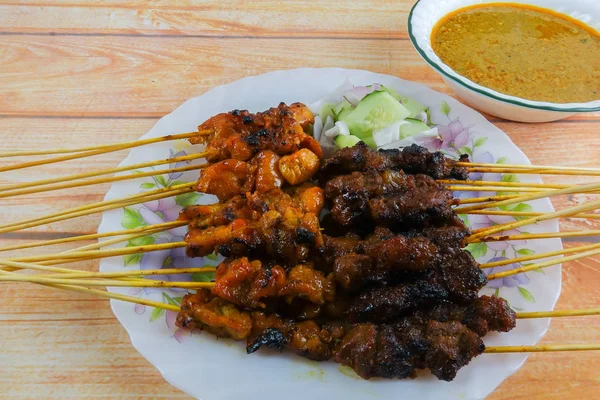 サテとしてよく知られているマレーシアの珍味 竹の棒は バーベキューの肉を串に刺して — ストック写真